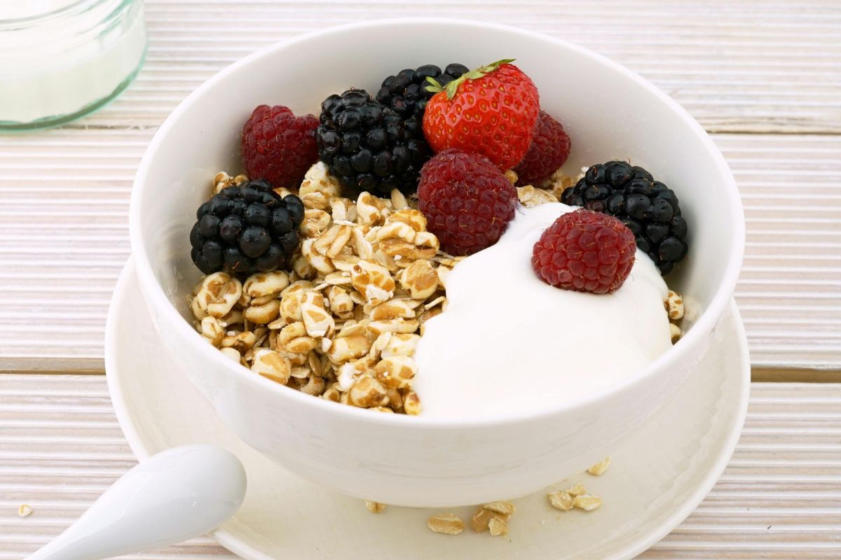 Overnight oatmeal can include any fruits. In season, it's worth using those from the forest!