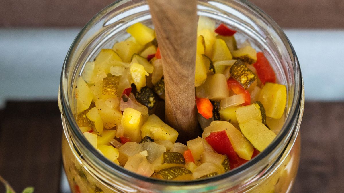 Relish z cukinii lubię podawać do pieczonego mięsa