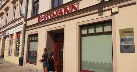 Poszła zobaczyć do drogerii nowości i została zatrzymana przez ochroniarza. Zamknął ją na zapleczu