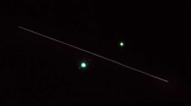 Zbliżenie na Jowisza, Saturna i przelatującą między nimi ISS.