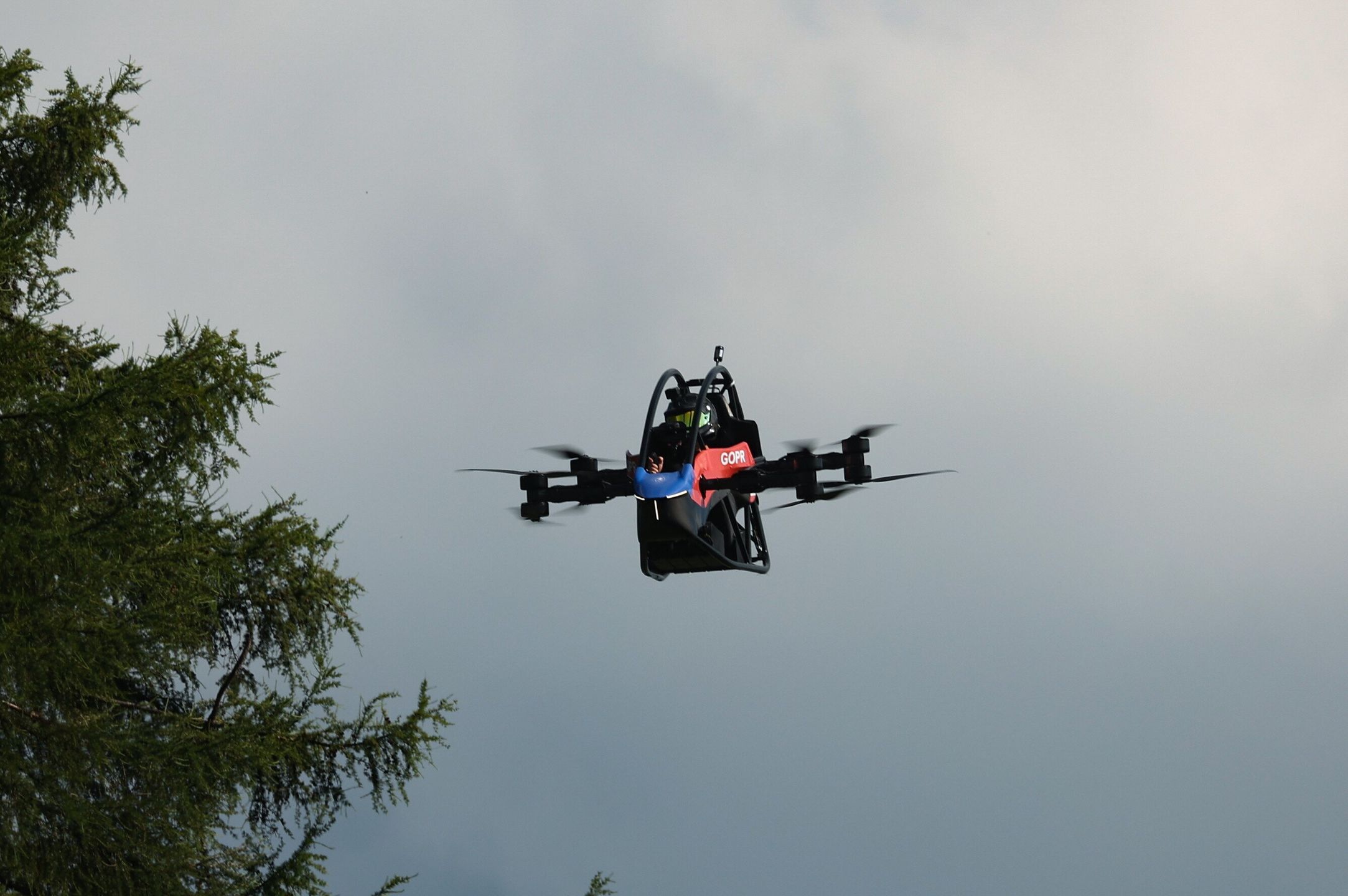 Pierwsze w Polsce testy innowacyjnego statku powietrznego typu eVTOL Jetson ONE w warunkach ratownictwa górskiego.