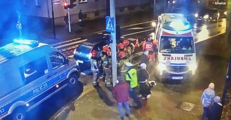 Jechała przez Gliwice z zamarzniętą szybą. Doszło do wypadku [NAGRANIE]