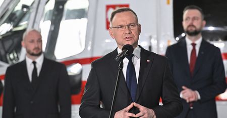 "Szczególny szacunek". Andrzej Duda oddał cześć zmarłym żołnierzom