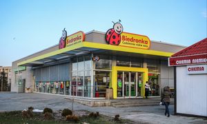 Żółte kartki na półkach w Biedronce. To ważna informacja dla klientów