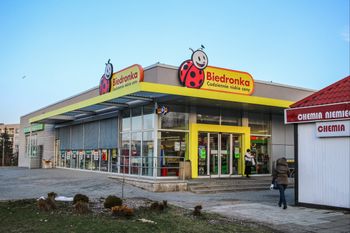 Żółte kartki na półkach w Biedronce. Co oznaczają dla klientów?