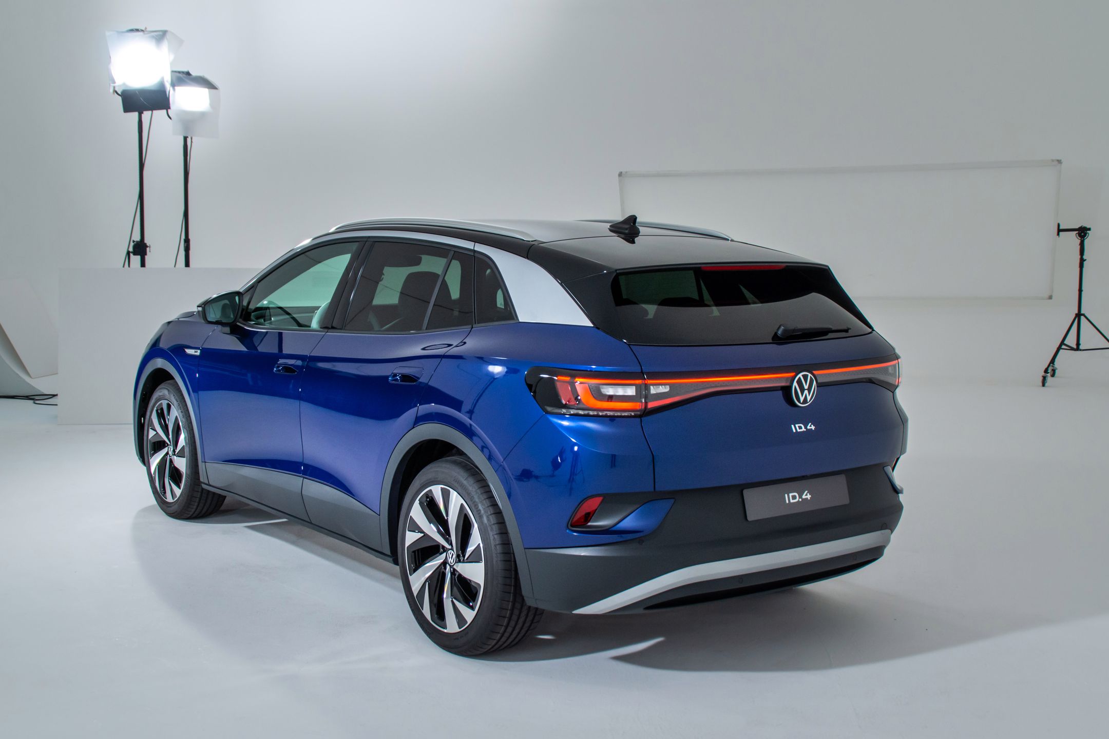 Volkswagen ID.4 mimo dużych rozmiarów, ma tylko o 1 mm dłuższy rozstaw osi od ID.3