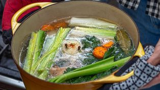 Do rosołu dodaję zawsze tylko 2 sztuki. Zupa ma głęboki smak i nie potrzebuje sztucznych przypraw