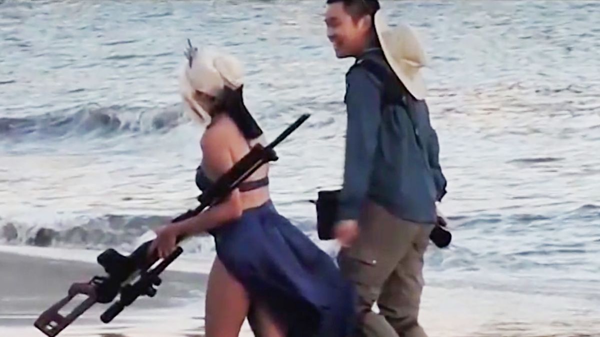 Replika broni na sesji zdjęciowej. Plażowicze byli zaniepokojeni 1