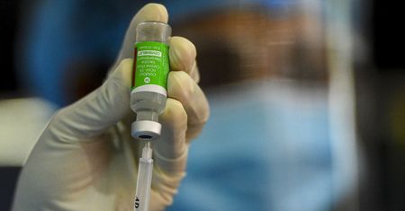 AstraZeneca kontra Unia. Bój o szczepionki z brexitem w tle