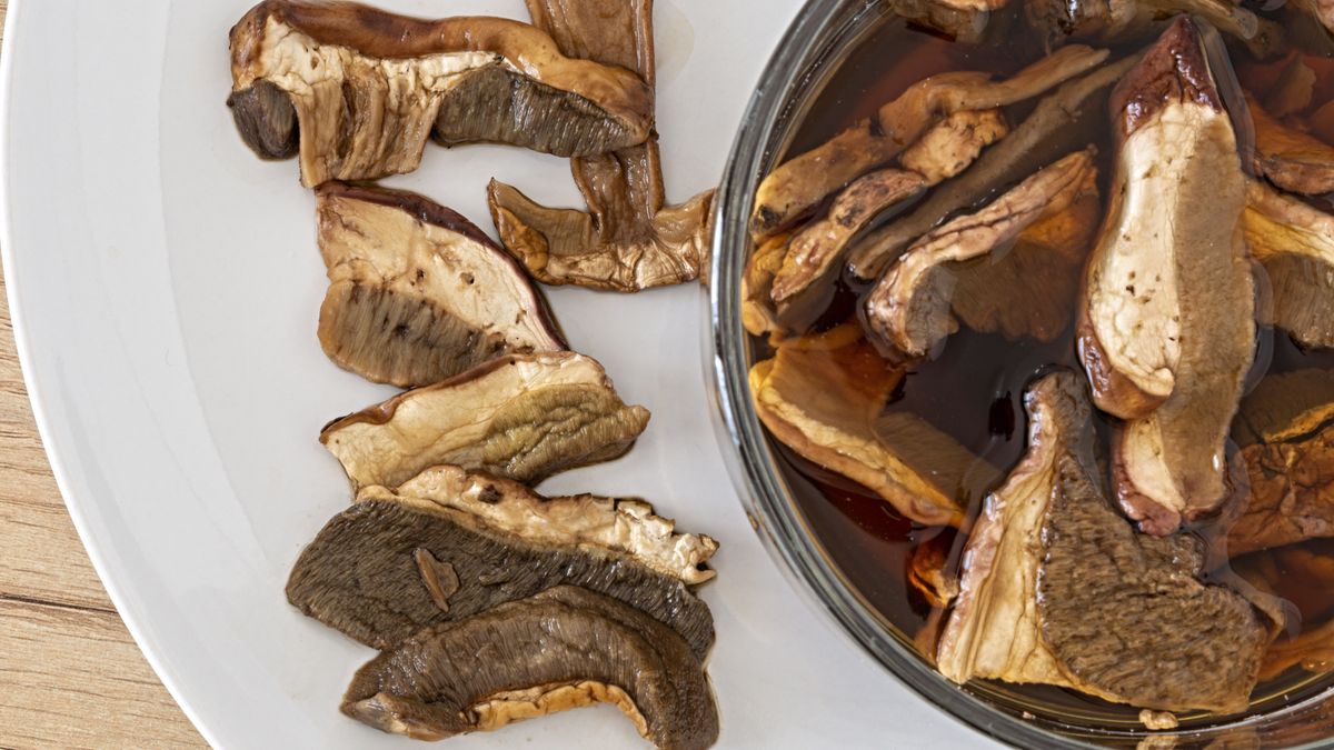 Do moczenia suszonych grzybów dodaj 1 składnik