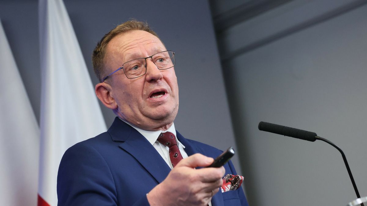 Minister rolnictwa i rozwoju wsi Robert Telus