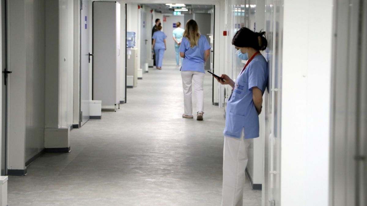 Otwarcie szpitala modu?owego w Warszawie
Fot. Jakub Kaminski/East News, Warszawa, 23.02.2021. Uruchomienie szpitala modulowego dla pacjentow z Covid-19 na terenie Wojskowego Instytutu Medycznego, z udzialem ministra obrony narodowej Mariusza Blaszczaka. N/z personel medyczny.
Jakub Kaminski