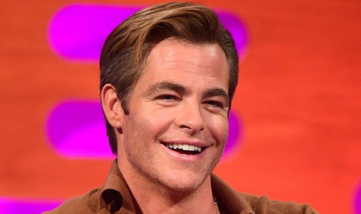 Chris Pine wygląda NIE DO POZNANIA z długimi włosami i zarośniętą brodą! (ZDJĘCIA)