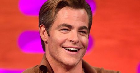 Chris Pine wygląda NIE DO POZNANIA z długimi włosami i zarośniętą brodą! (ZDJĘCIA)