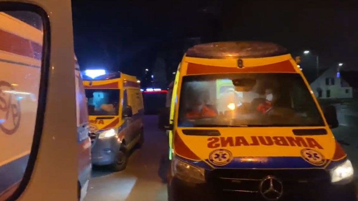 Karetki przed szpitalem w Lubinie 