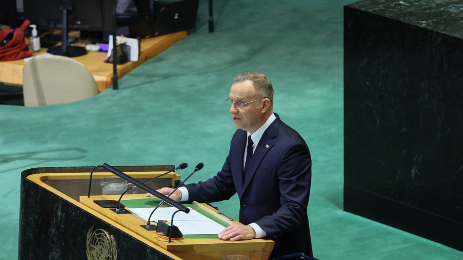 Nowy Jork, USA, 23.09.2024. Wizyta polskiej pary prezydenckiej w Stanach Zjednoczonych. Prezydent RP Andrzej Duda podczas wypowiedzi na sesji plenarnej ?Szczytu dla Przyszłości? w Nowym Jorku, 23 bm. Prezydent Duda jest z wizytą w USA, gdzie w Nowym Jorku weźmie udział w debacie generalnej 79. sesji Zgromadzenia Ogólnego ONZ. (ad) PAP/Leszek Szymański