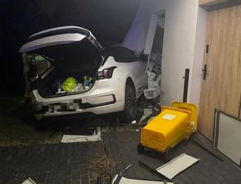 Lesznowola: Pomyliła gaz z hamulcem i wjechała w dom