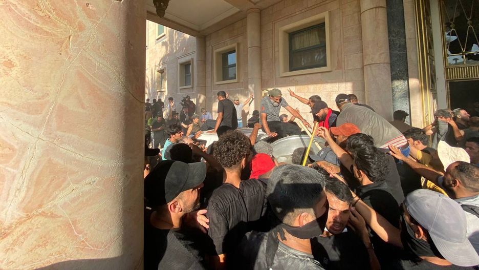 Supporters storm Republican Palace after Iraqi Shiite cleric Moqtada al-Sadr announced retirement from politics
epa10145437 Supporters of Iraqi Shiite cleric Muqtada al-Sadr, head of the Sadrist movement, storm the Republican Palace that houses the office of the prime minister, in Baghdad, Iraq, 29 August 2022. The leader of the Sadrist movement Muqtada al-Sadr announced on 29 August his final retirement and the closure of institutions, prompting supporters, who had been on a sit-in at the Iraqi parliament since July, to storm the Republican Palace, that houses the office of the prime minister, while a curfew was announced in Baghdad from 3:30pm (12:30 GMT).  EPA/AHMED JALIL 
Dostawca: PAP/EPA.
AHMED JALIL