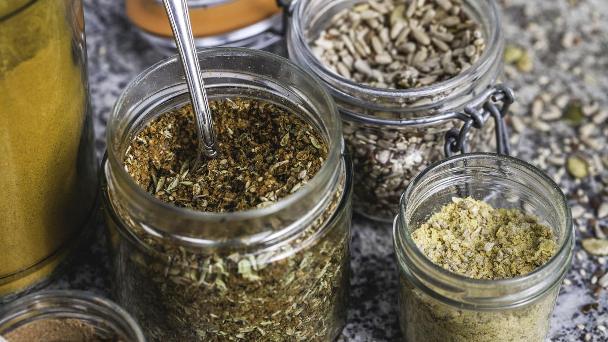 Jakie przyprawy warto mieć zawsze w szafce i dlaczego?