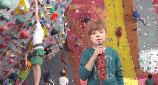 Dziecięce zabawy wspinaczkowe reklamują Kubuś Play jako źródło witamin (wideo)