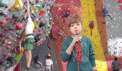 Dziecięce zabawy wspinaczkowe reklamują Kubuś Play jako źródło witamin (wideo)