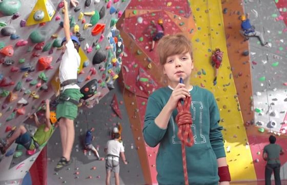 Dziecięce zabawy wspinaczkowe reklamują Kubuś Play jako źródło witamin (wideo)