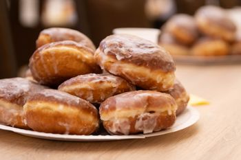Tłusty czwartek. Jak cieszyć się pączkami  bez wyrzutów sumienia? Jest prosta rada