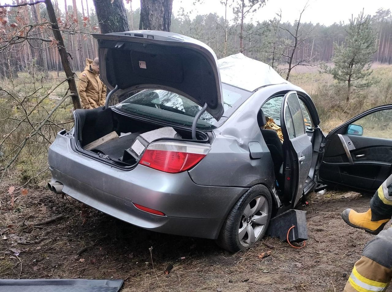 BMW uderzyło w drzewo