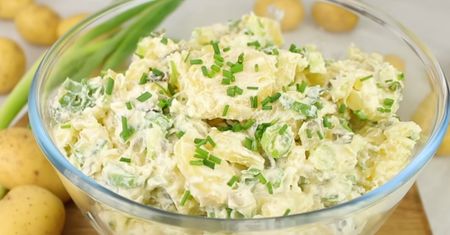 Tą sałatką Niemcy zajadają się w święta. Przepis na kartoffelsalat