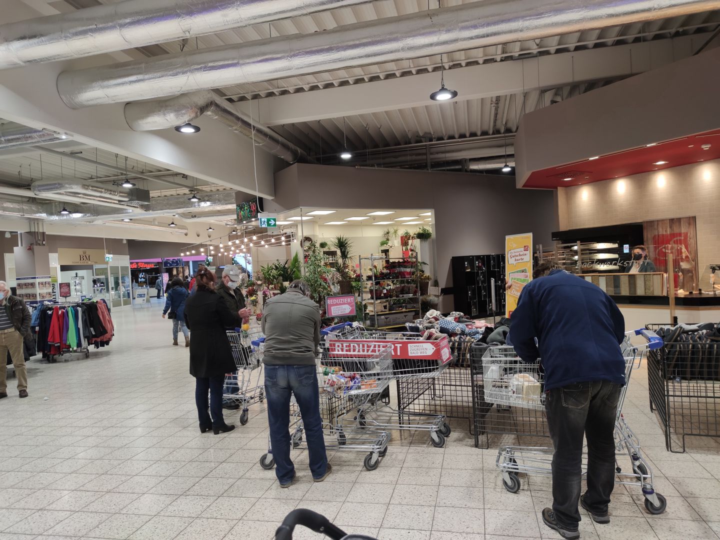 Biedronka, Lidl, Carrefour. Gdzie zrobisz najtańsze zakupy? Wynik zaskakuje