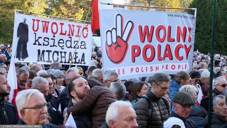 Transparent na obchodach 40. rocznicy śmierci  Jerzego Popielusz