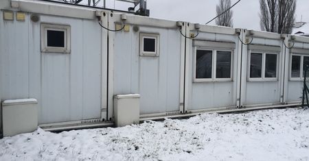 Polonia Warszawa. "Baraki i niedziałające prysznice". Tak wygląda modernizacja obiektu