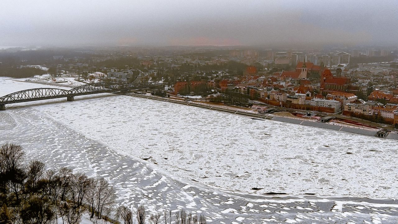 Profesor na Facebooku wyjaśnił, dlaczego Wisła zamarzła