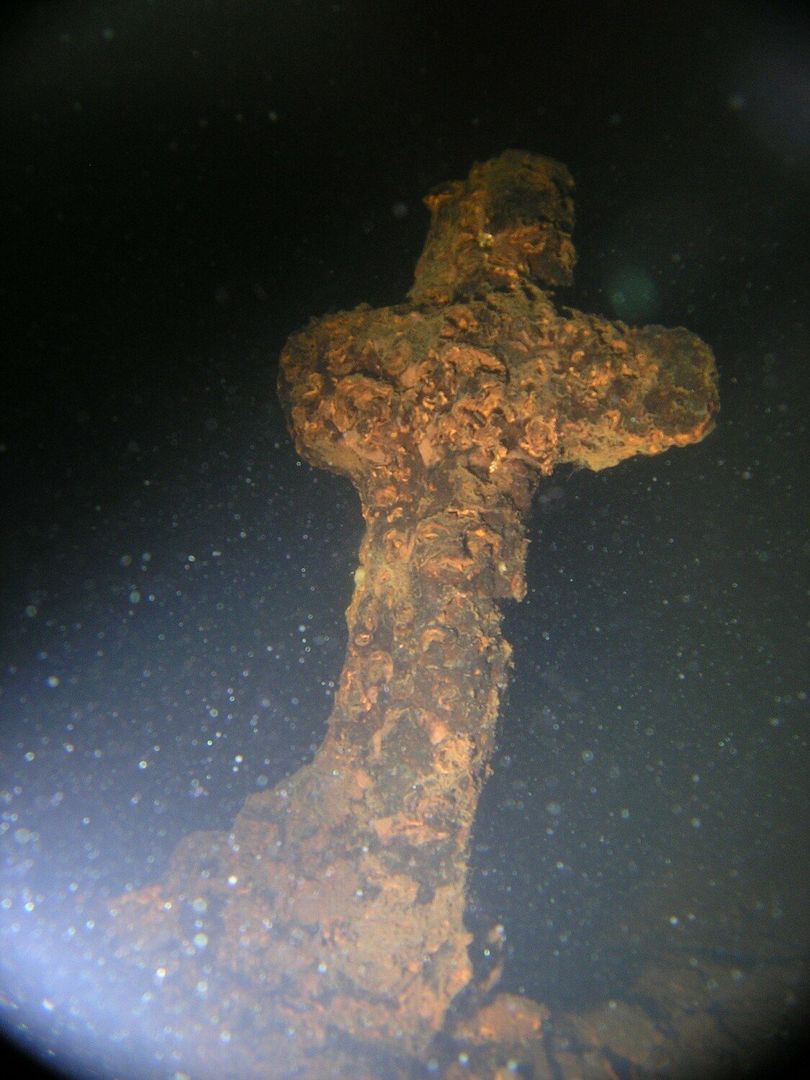Jezioro Bobięcińskie Wielkie ma kilka  wysp. W średniowieczu część była  zasiedlona. Największą wyspę z lądem łączyły mosty. Na zdjęciach pozostałości konstrukcji. Wykonano je w 2012 r.