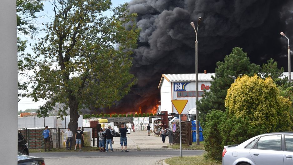 Akcja gaśnicza przy ulicy Tuchowskiej i Dojazd w Tarnowie. Kłęby dymu unoszą się nad miastem