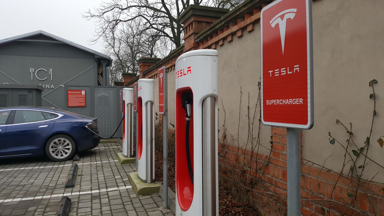 Ładowarki do samochodów marki Tesla