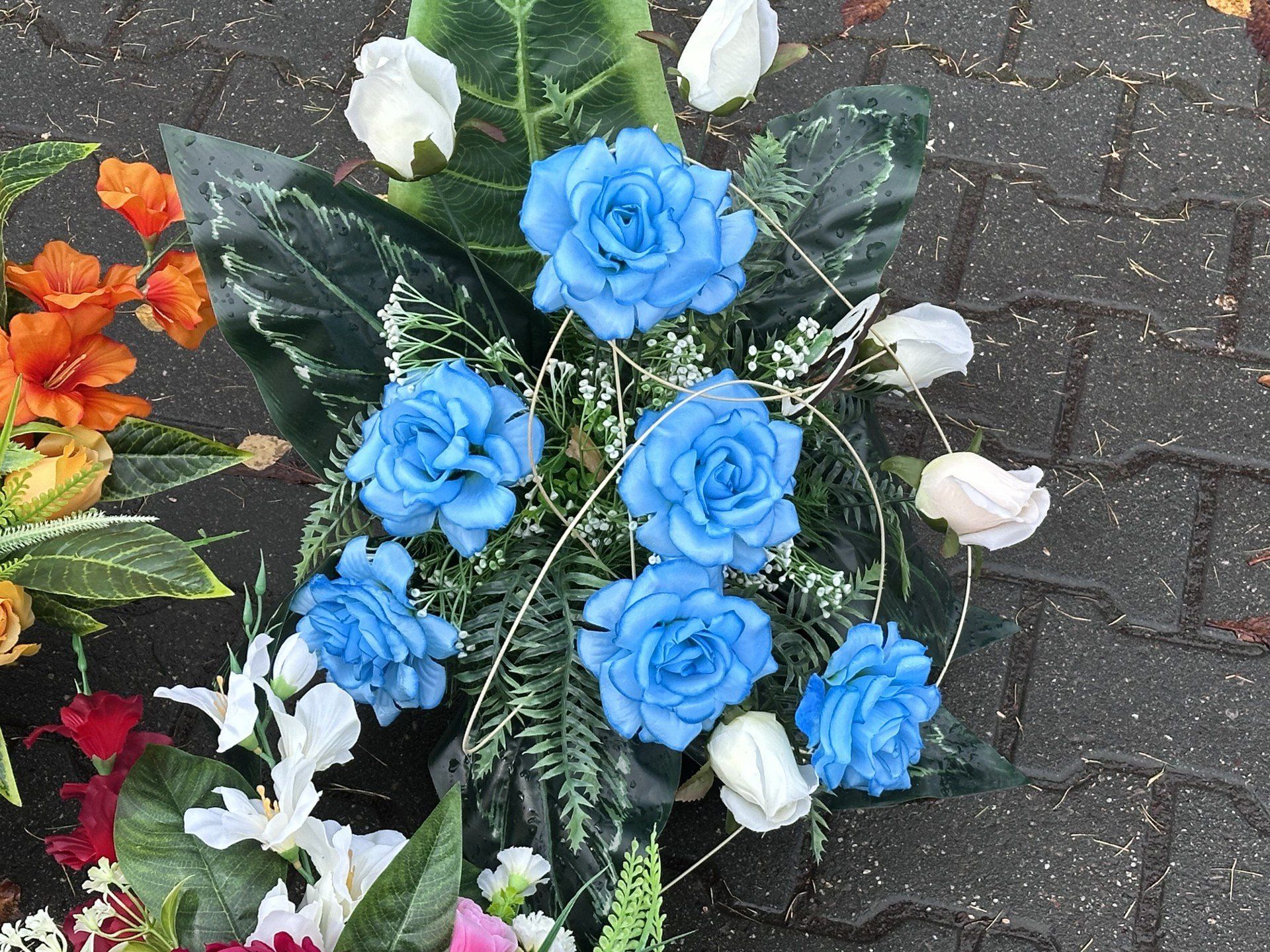 Znicze, wkłady, wiązanki sztuczne i żywe kwiaty. Zobaczcie, co można kupić przy kieleckim Cmentarzu Starym