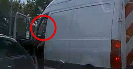 Sceny na parkingu w Szprotawie. Nagle zaczął wyzywać kobietę