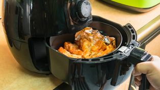 Czy air fryer zużywa mniej prądu od piekarnika? Liczby nie kłamią