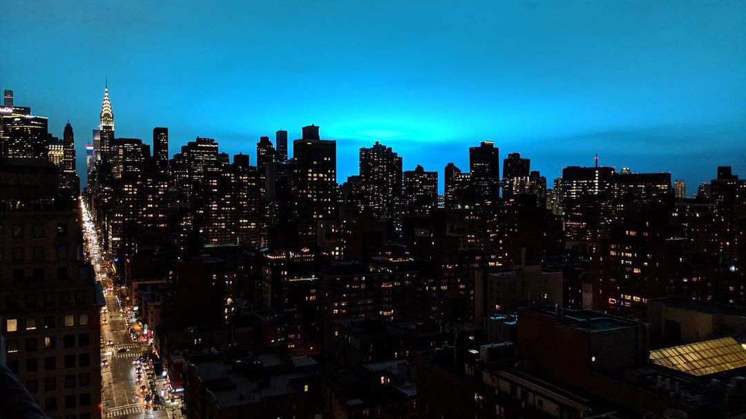 Niebo nad Nowym Jorkiem rozbłysło na niebiesko. Mieszkańcy myśleli, że to obcy 1