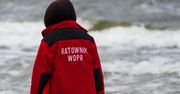 Atak na ratowników wodnych. Napastnik zakradł się nocą i ciął ich po twarzach