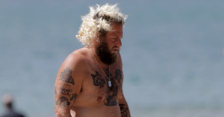 Jonah Hill figluje na plaży. Przyłapali go paparazzi