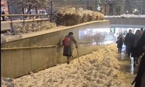 Burza po nagraniu z Krakowa. Kobieta ledwo szła. Tak "odśnieżyli"