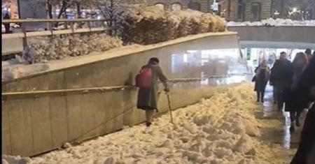 Burza po nagraniu z Krakowa. Kobieta ledwo szła. Tak "odśnieżyli"