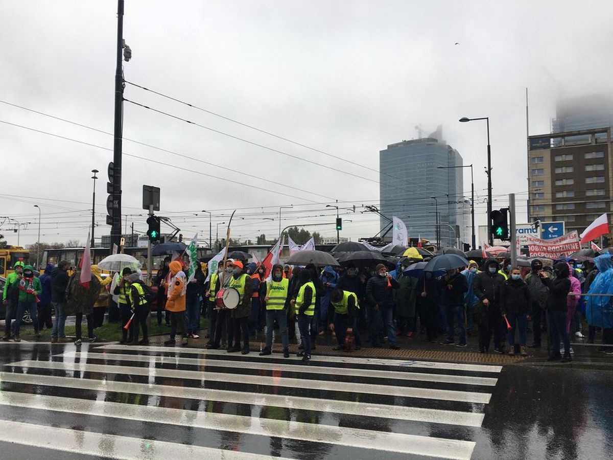 Ronicy idą przez Warszawę pod KPRM 