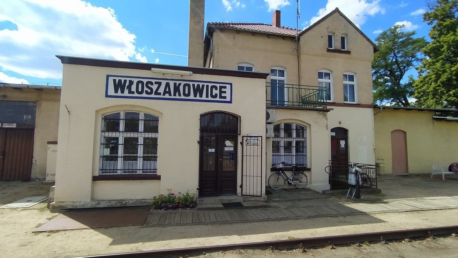 Dworce kolejowe na trasie z Leszna do Boszkowa