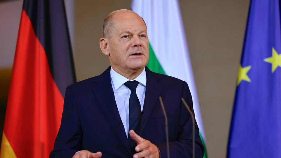 German Chancellor Scholz meets Bulgarian Prime Minister Denkov
epa10900126 German Chancellor Olaf Scholz attends a joint news conference after a meeting with Bulgarian Prime Minister Denkov at the Chancellery in Berlin, Germany, 04 October 2023. The talks of the two politicians were expected to focus on issues of bilateral and European policy cooperation.  EPA/HANNIBAL HANSCHKE 
Dostawca: PAP/EPA.
HANNIBAL HANSCHKE
