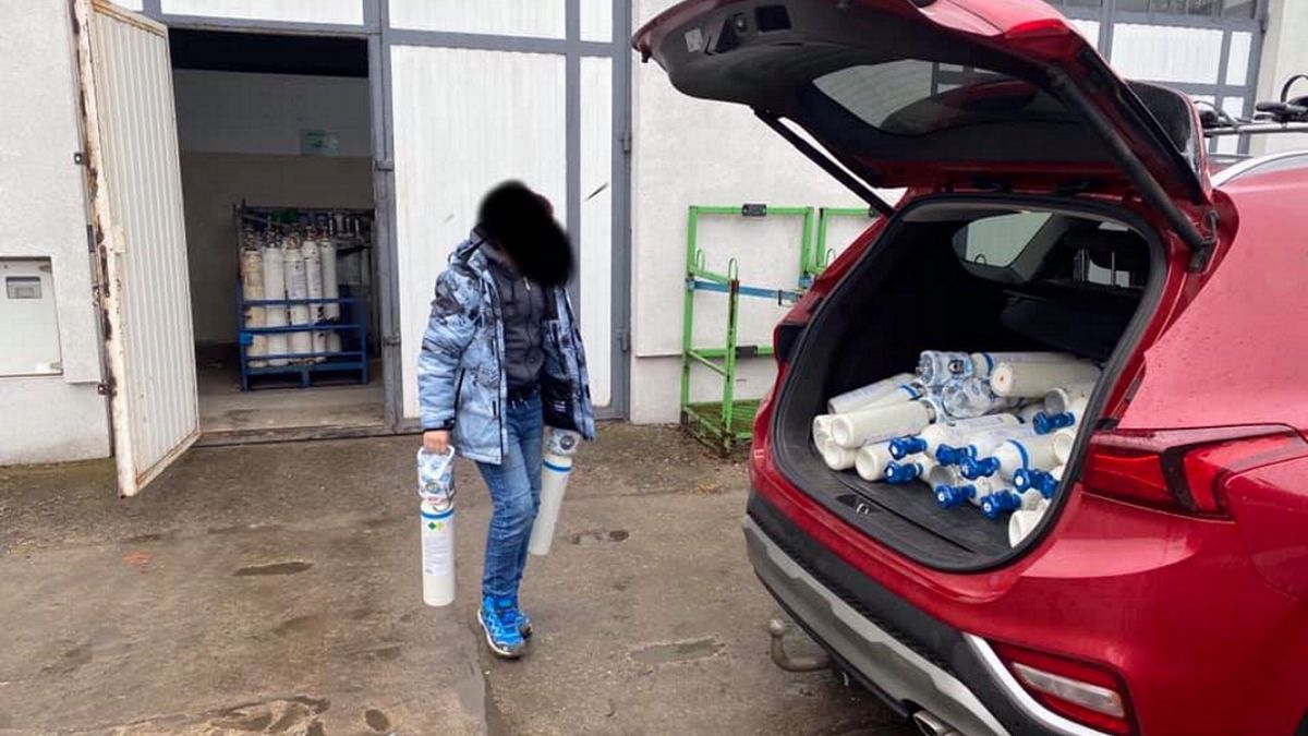 Pan Michał wraz z 11-letnim synem rozwozili własnym autem butle z tlenem medycznym do łódzkich szpitali, karetek WSRM. W nocy z poniedziałku na wtorek skradziono auto wraz z tlenem. 