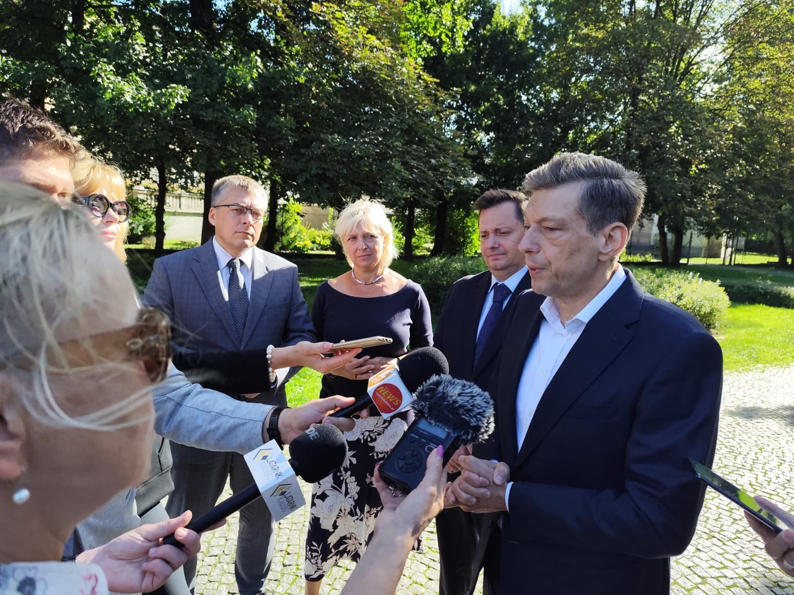 16.09.2025 r. konferencja prasowa posła Mariusza Witczaka oraz prezesa Wód Polskich Mateusz Balcerowicz i specjalistów: Kingi Krauze z Europejskiego Regionalnego Centrum Ekohydrologii PAN i Tomasza Jurczyka z Uniwersytetu Łódzkiego