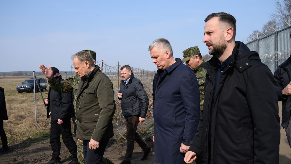 Polish Prime Minister Donald Tusk (R), Minister of Internal Affairs and Administration Tomasz Siemoniak (C) and Deputy Prime Minister and Minister of National Defence Wladyslaw Kosiniak-Kamysz (R) walk during a visit at the border fence on the Polish-Belarusian border in Ozierany Male, Poland on March 22, 2025. The Polish government will suspend protection for new asylum seekers crossing the border from Belarus amidst the ongoing hybrid aggression started by Belarusian president Alexander Lukashenko against Poland and the European Union (EU).